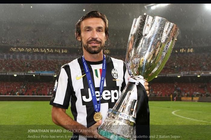 Andrea Pirlo berpose dengan gelarnya saat membela Juventus.