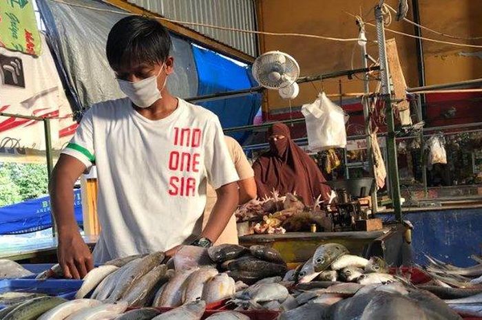 M Rangga Aditya Saputra ketika berjualan ikan di pasar