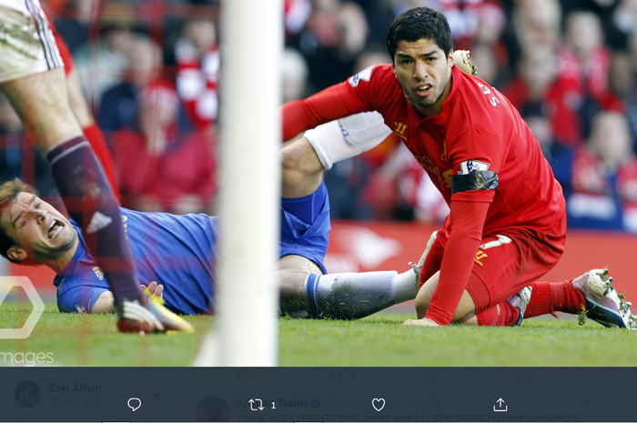 Luis Suarez menggigit bek Chelsea, Branislav Ivanovic, dalam pertandingan Liverpool vs Chelsea pada 22 April 2013 di stadion Anfield.