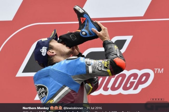 Pembalap Marc VDS Honda, Jack Miller, melakukan selebrasi shoey setelah memenangi balapan MotoGP Belanda di Sirkuit Assen, Belanda, 26 Juni 2016.