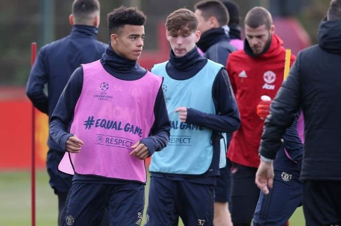 Pemain muda Manchester United, James Garner (tengah) saat mengikuti sesi latihan bersama tim senior Setan Merah.