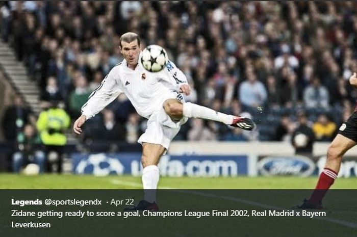 Zinedine Zidane saat menjebol gawang  Bayer Leverkusen dalam final Liga Champions 2002.