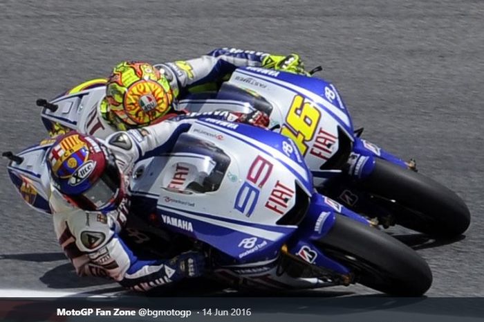 Dua pembalap FIAT Yamaha, Jorge Lorenzo (#99) dan Valentino Rossi (#46) bersaing sengit dalam balapan MotoGP Catalunya di Sirkuit Catalunya, Spanyol, 14 Juni 2009.