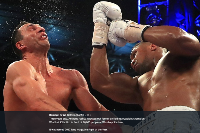 Wladimir Klitschko (kiri) menerima uppercut dari Anthony Joshua (kanan) ketika keduanya bertarung di Wembley Stadium, London, Inggris, pada 29 April 2017. Saat itu, Joshua dinyatakan menang atas Klitschko dengan TKO pada ronde ke-11. Hasil tersebut membuat Joshua menggondol gelar juara WBA dan IBO m