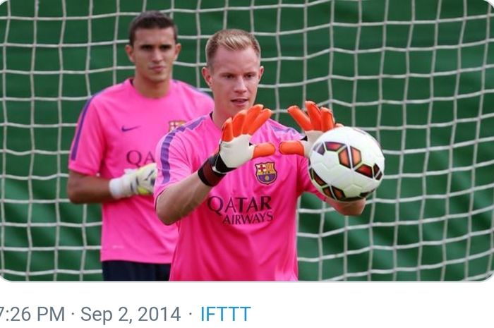 Jordi Masip (belakang) dan Marc-Andre Ter Stegen saat berlatih bersama di Barcelona.