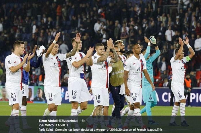 Para pemain Paris Saint-Germain (PSG) memberikan penghormatan kepada para pendukungnya seusai pertandingan berakhir di satu laga Liga Champions musim 2019-2020.