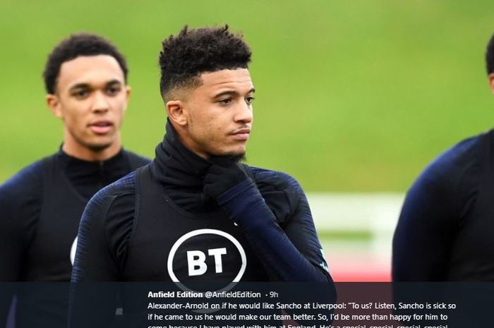 Winger Borussia Dortmund, Jadon Sancho (tengah) dan bek kanan Liverpool, Trent Alexander-Arnold (kiri) saat menjalani sesi latihan bersama timnas Inggris.