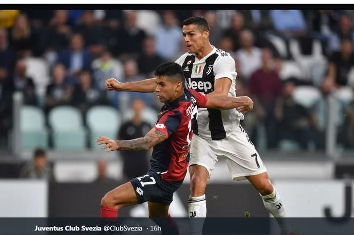 Aksi Cristian Romero mengawal ketat Cristiano Ronaldo dalam pertandingan Juventus melawan Genoa.