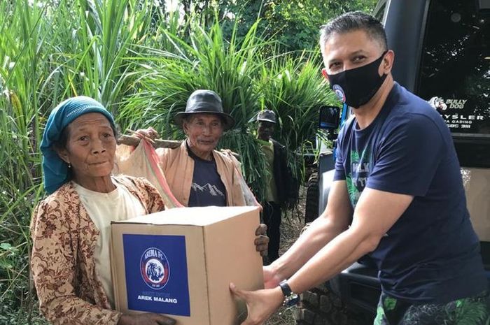 Waketum PSSI, Iwan Budianto, bersama Gerakan Bhakti Arema FC untuk Arek Malang menyerahkan bantuan kepada petani yang berada di Kabupaten Malang, Jawa Timur.