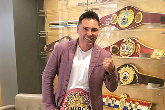 Legenda tinju yang juga seorang promotor tarung, Oscar De La Hoya.