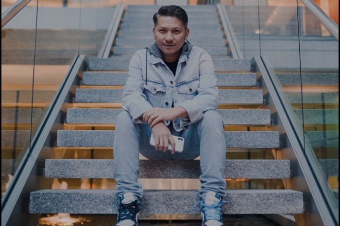 Bak Pria Jantan, Gading Marten Pamer Potret Saat Dirinya Merokok dengan Santai, Reaksi Netizen Malah Terkagum-kagum