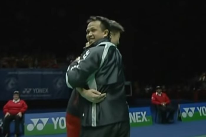 Pelatih bulu tangkis asal Indonesia, Rexy Mainaky (kanan), merangkul pemain ganda putra Malaysia, Tan Boon Heong, setelah menjadi juara All England Open bersama Koo Kien Keat pada 11 Maret 2007.