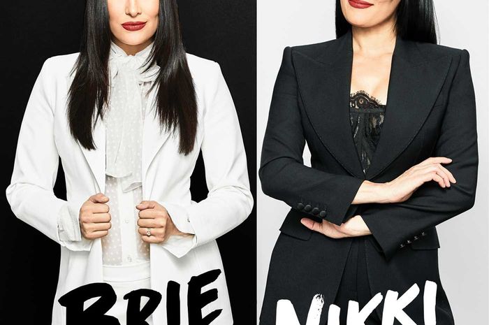 Sampul buku The Bella's Twin yang berisi Nikki Bella dan Brie Bella yang berjudul Incomparable.