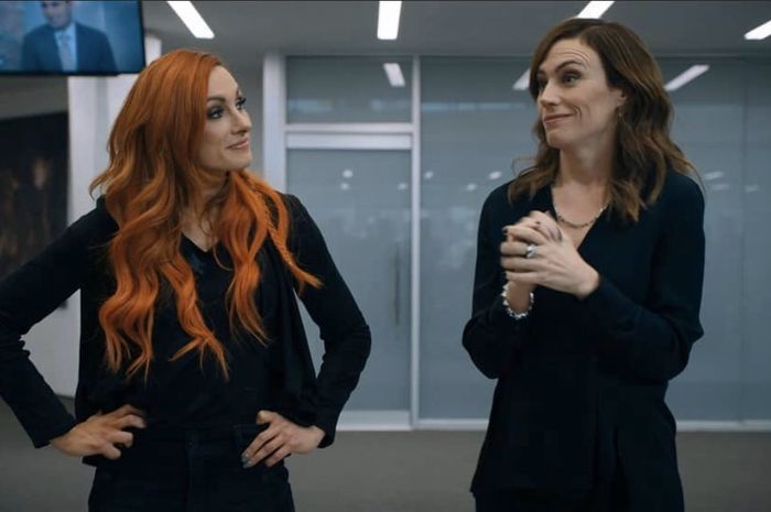 Salah satu scene dimana Becky Lycnh (kiri) bermain sdi serial film Billions.