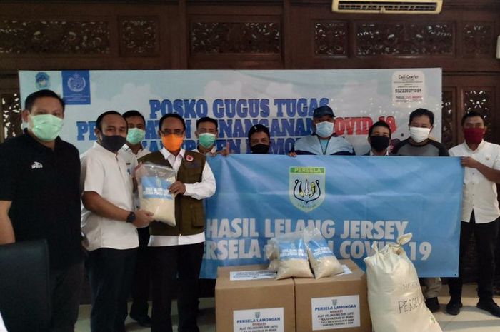 Manajer Persela Lamongan, Yunan Acmadi (dua dari kiri) menyerahkan hasil lelang kepada posko Gugus Tugas penanganan Covid-19 di Lamongan.