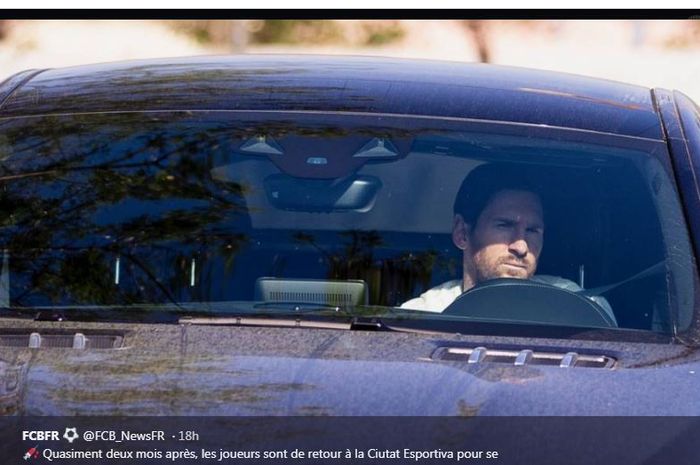 Lionel Messi dalam mobil pribadi saat tiba di kompleks latihan Barcelona di Ciutat Esportiva Joan Gamper, 6 Mei 2020.