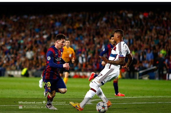 Lionel Messi saat mengecoh Jerome Boateng dalam momen laga Liga Champions Barcelona melawan Bayern Muenchen.