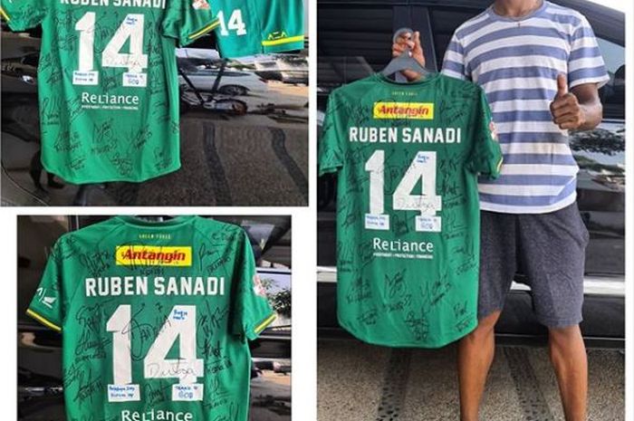 Ruben Sanadi melelang jersey mantan klubnya Persebaya Surabaya