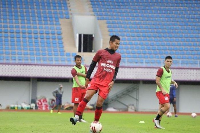 Gelandang Persita Tangerang Adittia Gigis saat berlatih di Stadion Sport Center, Tangerang. 