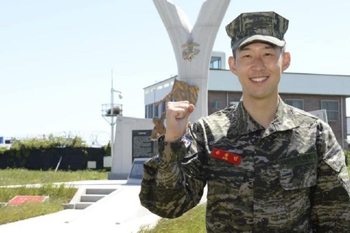 Bintang klub Liga Inggris Tottenham Hotspur, Son Heung-min, lulus sangat memuaskan dalam program pelatihan militer di Korea Selatan.