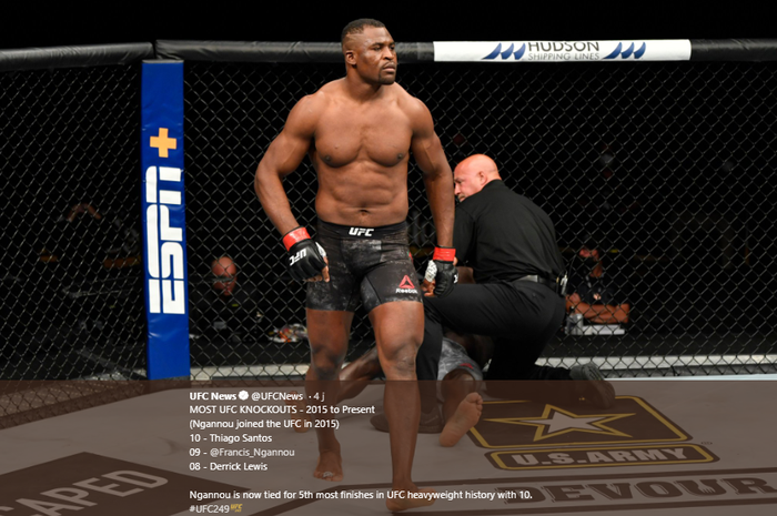 Petarung UFC asal Kamerun, Francis Ngannou, ketika beraksi pada ajang UFC 249 di VyStar Veterans Memorial, Jacksonville, Florida, AS, Minggu (10/5/2020).