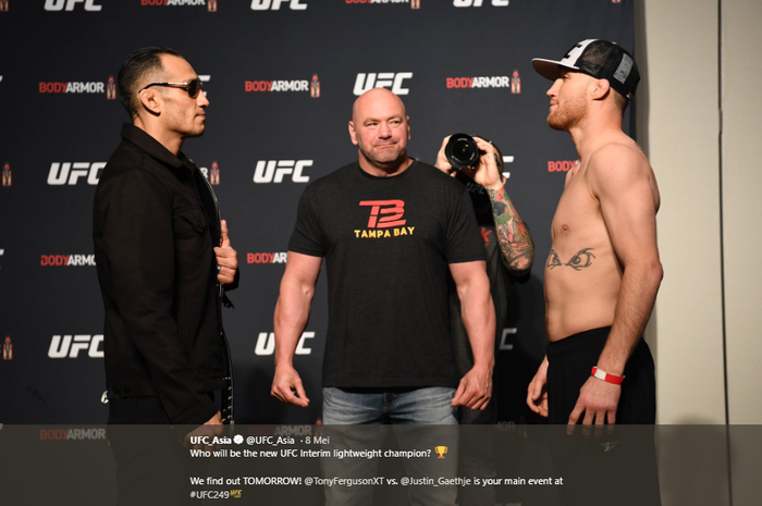 Tony Ferguson (kiri) dan Justin Gaethje (kanan) saat melakoni stare down dengan dikawal oleh Dana White (tengah). Laga antara Ferguson dan Gaethje akan berlangsung pada UFC 249 di VyStar Veterans Memorial, Jacksonville, Florida, AS, Sabtu (9/5/2020) atau Minggu WIB.