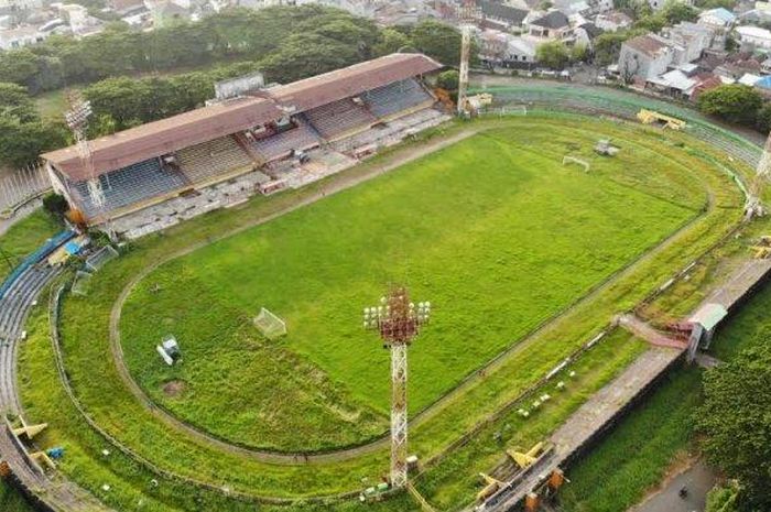 Penampakan rumput Stadion Mattoanging, Makassar, yang mulai tidak terawat imbas Liga 1 dihentikan PSSI karena pandemi virus corona.  