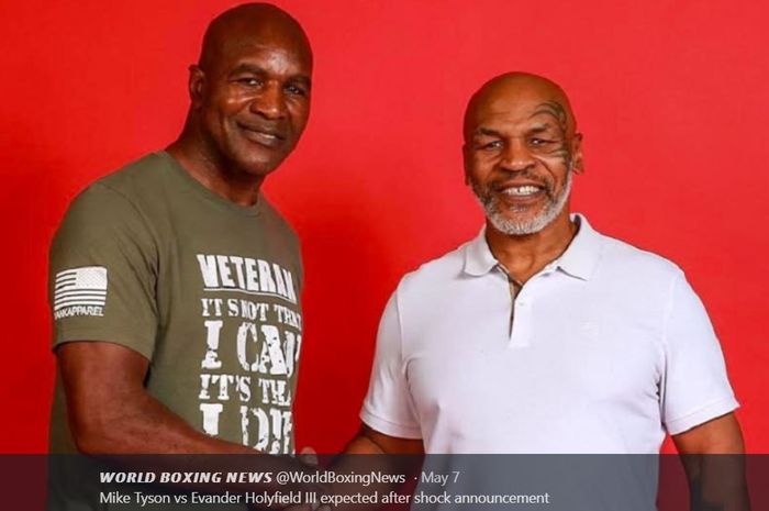 Evander Holyfield (kiri) bersalaman dengan Mike Tyson (kanan)