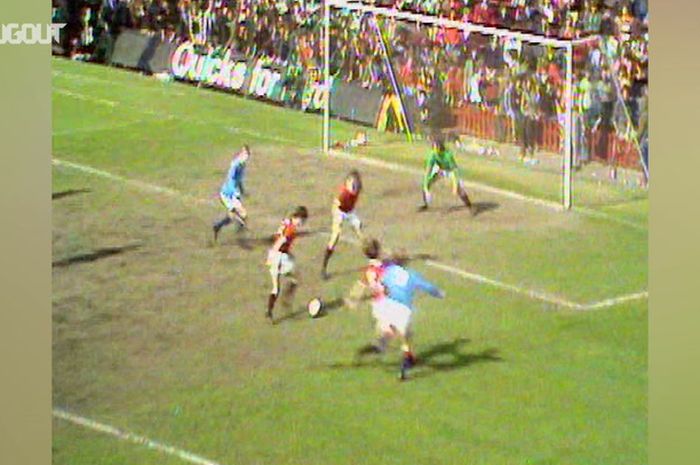 Momen Gol Denis Law (kiri, biru) sebelum cetak gol Manchester City ke gawang Manchester United dalam partai Liga Inggris 1973-1974.