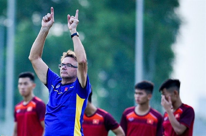 Philippe Troussier saat memimpin latihan Timnas U-19 Vietnam.