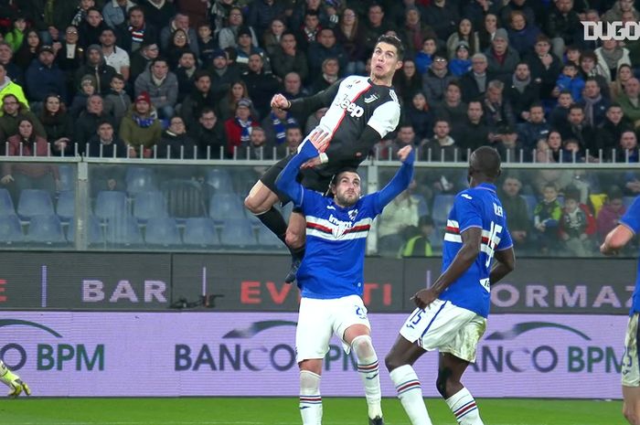 Megabintang Juventus, Cristiano Ronaldo, mencetak gol sensasional menantang gravitasi saat menghadapi Sampdoria pada laga pekan ke-17 Liga Italia 2019-2020.