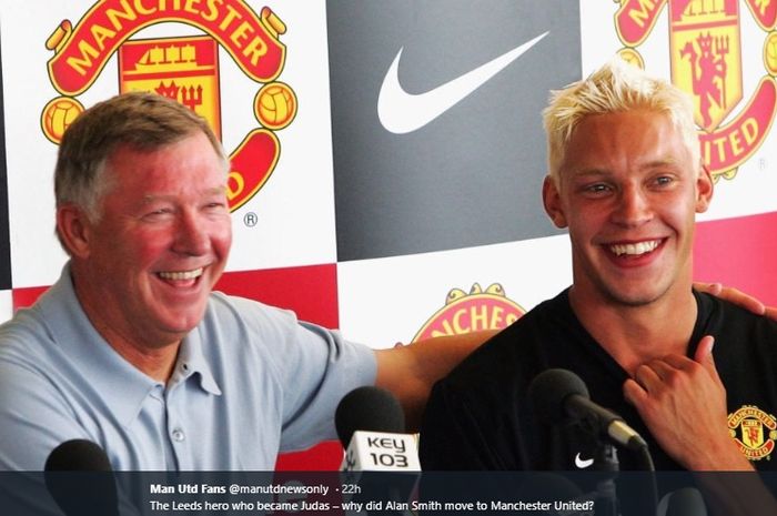 Mantan penyerang Manchester United, Alan Smith bersama Sir Alex Ferguson dalam acara perkenalan pemain pada 2004 silam.