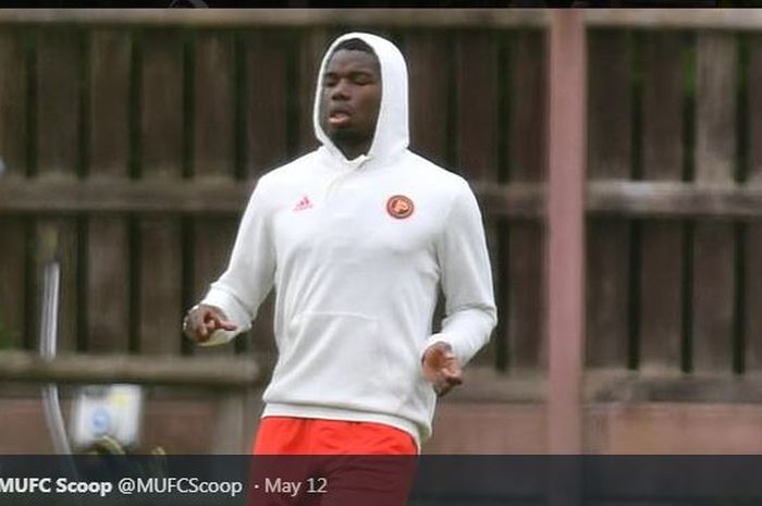 Paul Pogba saat memimpin latihan mandiri Manchester United di sebuah lapangan kosong pada Selasa (12/5/2020) waktu setempat.