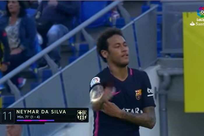 Neymar setelah mencetak hat-trick dalam duel klasik Barcelona kontra Las Palmas di Liga Spanyol, 14 Mei 2017.