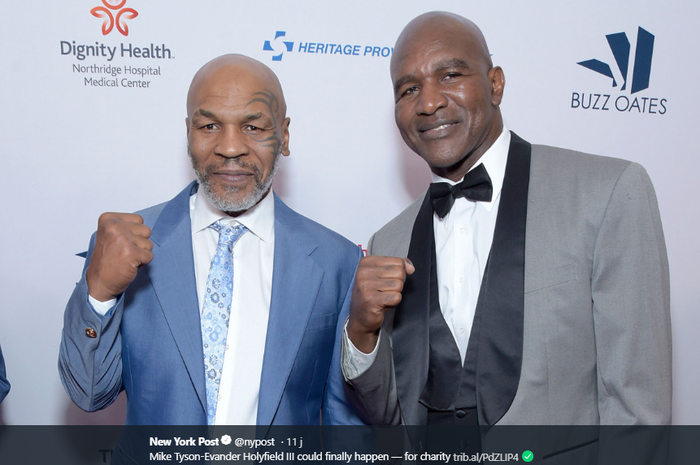 Mike Tyson (kiri) dan Evander Holyfield (kanan).