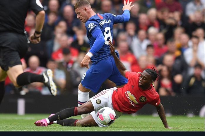 Pemain Manchester United, Aaron Wan-Bissaka, merebut bola dari gelandang Chelsea, Ross Barkley.