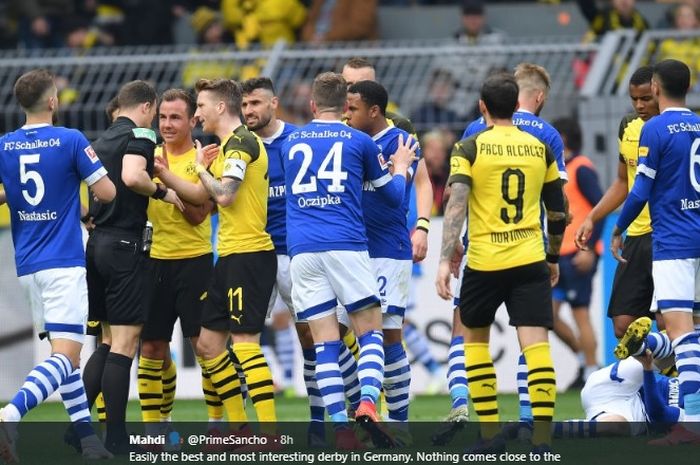 Panasnya duel antara Borussia Dortmund dan Schalke 04 dalam duel bertajuk Revierderby di Bundesliga pada musim 2018-2019.