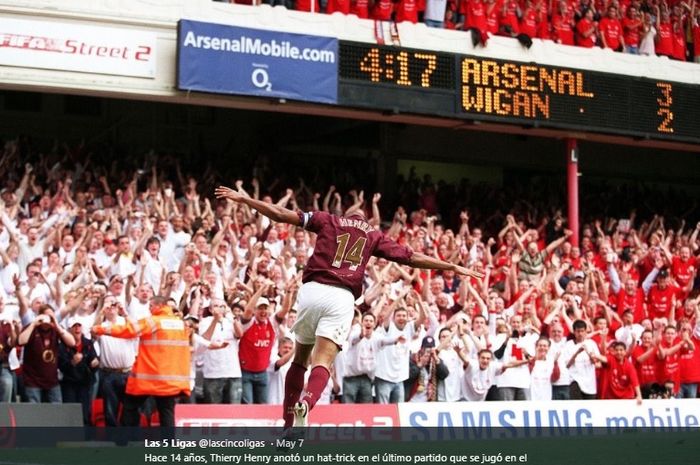 Selebrasi mantan penyerang Arsenal, Thierry Henry, usai menjebol gawang Wigan Athletic pada laga Liga Inggris  2005-2006.