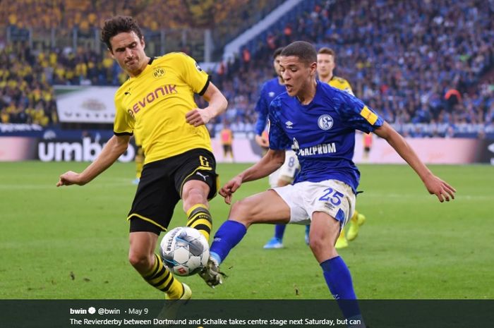 Perebutan bola antara gelandang Borussia Dortmund, Thomas Delaney dan gelandang serang Schalke 04, Amine Harit, pada pertemuan pertama Revierderby Bundesliga musim 2019-2020.