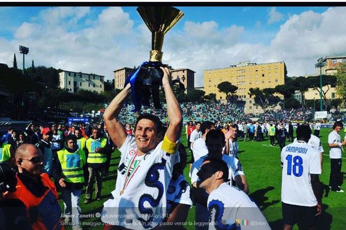 Javier Zanetti dengan trofi juara Liga Italia 2009-2010 setelah Inter Milan menekuk Siena, 16 Mei 2010.