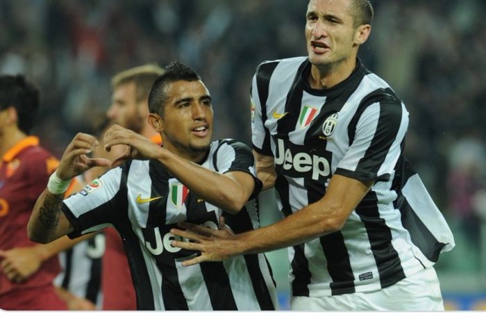 Giorgio Chiellini melakukan selebrasi bersama Arturo Vidal saat masih berseragam Juventus.