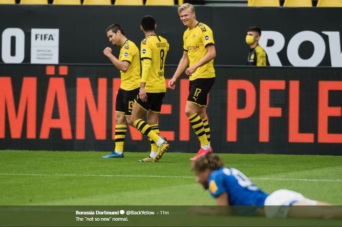 Selebrasi Raphael Guerreiro dan Erling Haaland saat Dortmund menang 4-0 atas Schalke di Signal Iduna Park, Sabtu (16/5/2020).