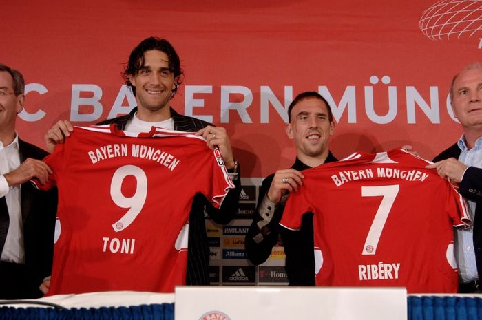 Luca Toni dan Franck Ribery waktu diperkenalkan sebagai pemain Bayern Muenchen sebelum Bundesliga 2007-2008 dimulai.