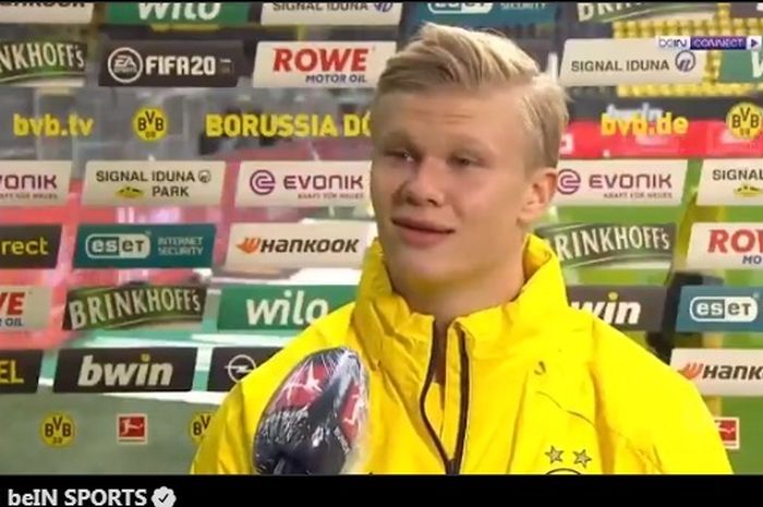 Ekspresi striker Borussia Dortmund, Erling Haaland, ketika diwawancara seusai bertanding.