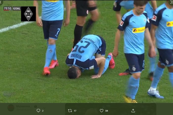 Selebrasi sujud syukur yang dilakukan oleh bek Borussia Monchengladbach, Ramy Bensebaini