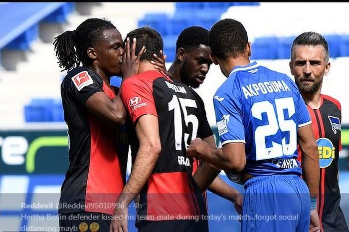 Pemain Hertha Berlin, Dedryck Boyata, mencium rekan setimnya dalam perayaan gol ke gawang Hoffenheim.