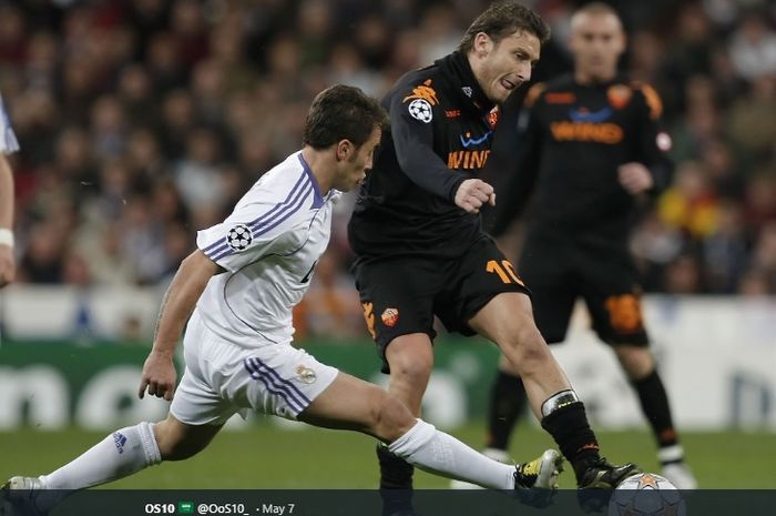 Penyerang AS Roma, Francesco Totti, mendapat hadangan dari bek tengah Real Madrid, Fabio Cannavaro, pada laga Liga Champions, Maret 2008.