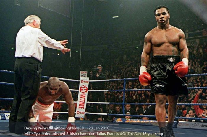 Mike Tyson (kanan) dikabarkan memberi penawaran bertarung kepada legenda UFC Tito Ortiz.