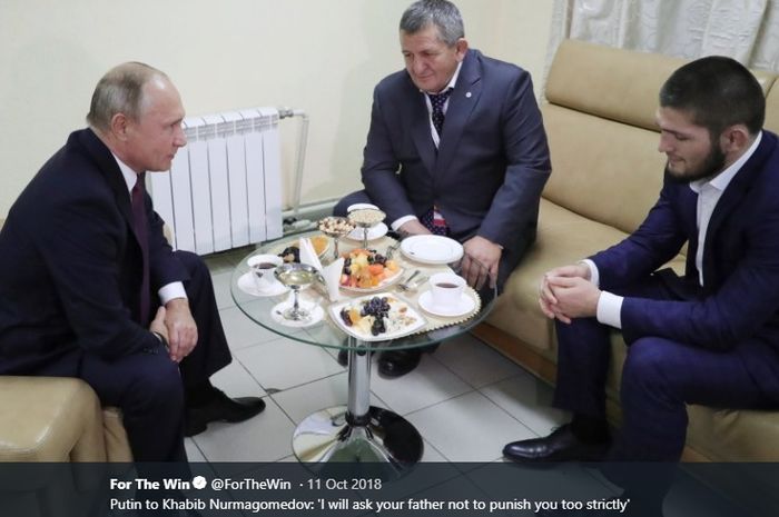 Presiden Rusia, Vladimir Putin (kiri), menemui Khabib Nurmagomedov (kanan) dan Abdulmanap Nurmagomedov pada Oktober 2018.