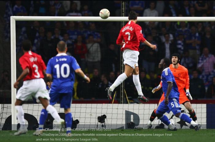 Cristiano Ronaldo mencetak gol untuk Manchester United ke gawang Chelsea dalam laga final Liga Champions 2007-2008 di Stadion Luzhniki, Moscow.